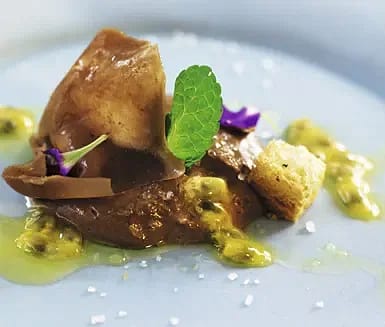 Choklad- och tekräm med rostad sockerkaka och flingsalt