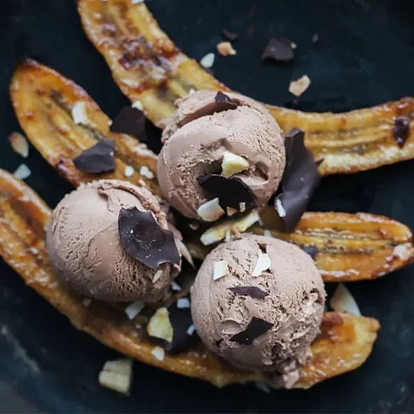 Chokladglass med karamelliserade bananer och kokos- och bananbräck