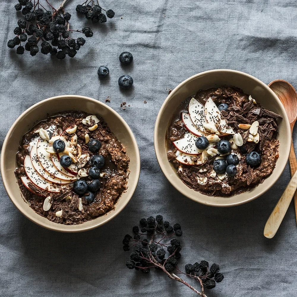 Chokladgröt med äpple och blåbär