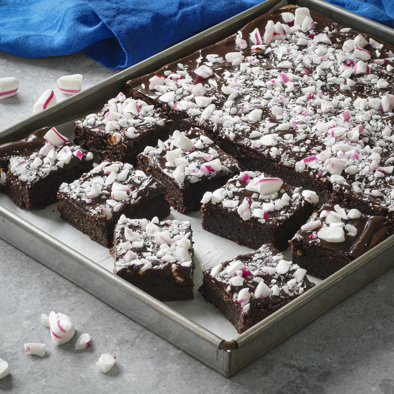 Chokladkaka i långpanna med choklad och polkaglasyr