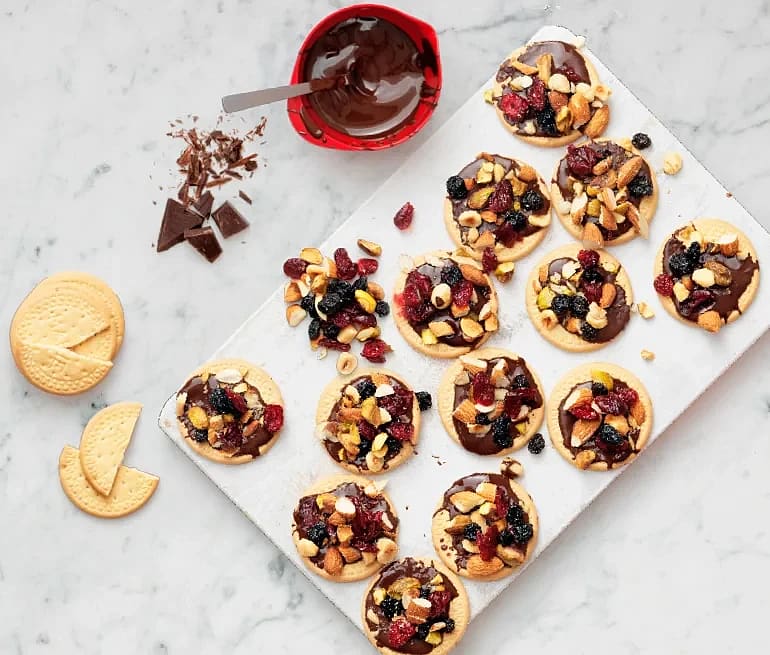 Chokladkex med torkad frukt och nötter