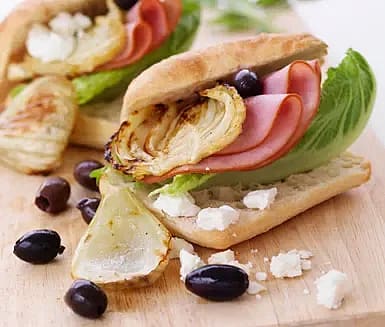 Ciabatta med rökt skinka, citronrostad fänkål, fetaost och oliver