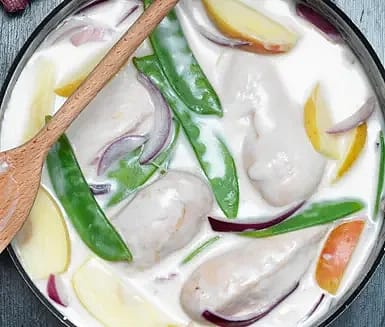 Ciderkokt kyckling med äpple och lök