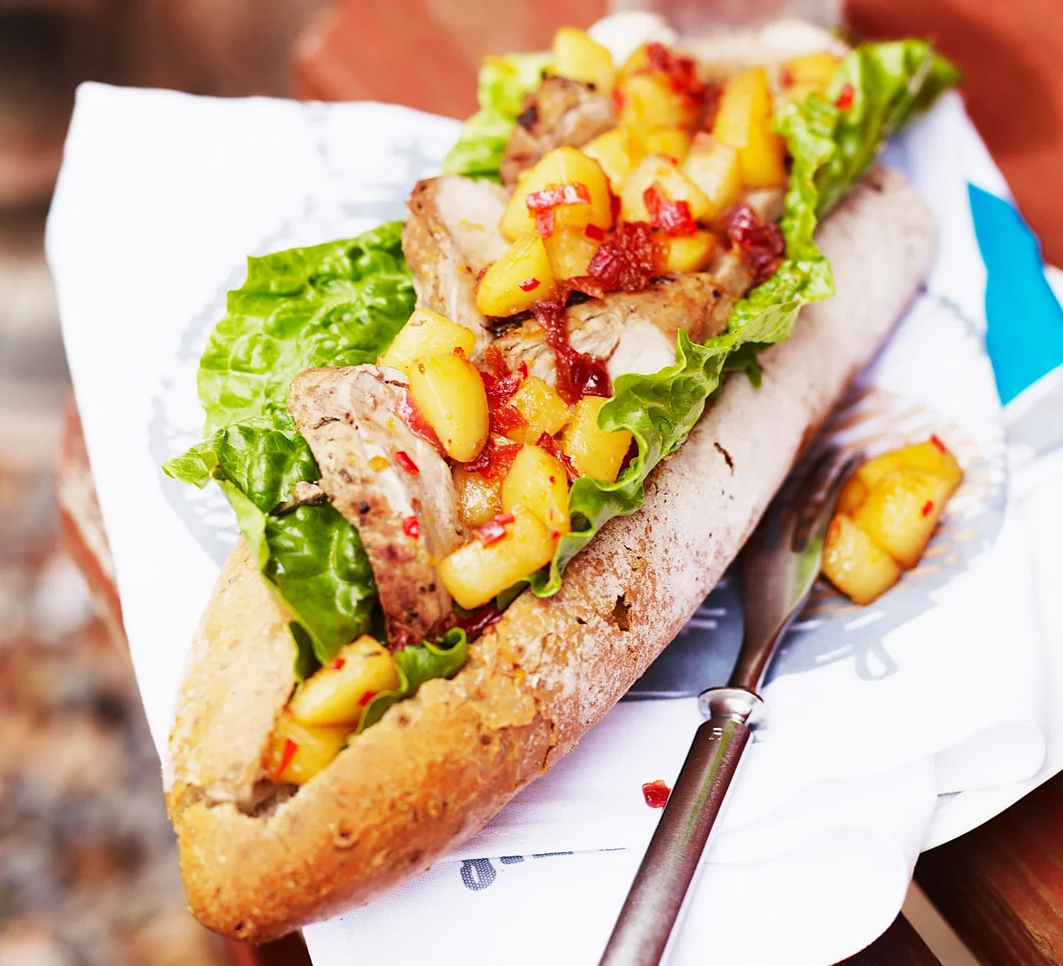 Citron- och mejramstekt fläskfilé med päron- och ingefärschutney i baguette