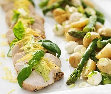 Citron- och vitlöksmarinerad kycklingfilé med potatis- och sparrissallad