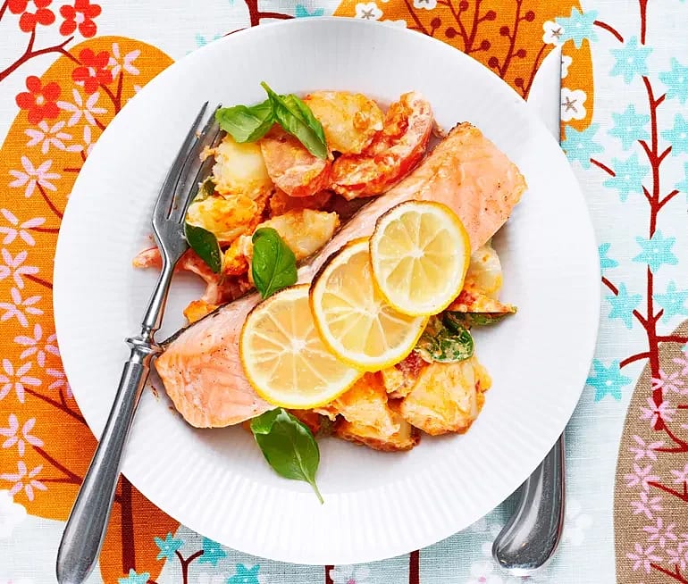 Citronbakad lax med krämig paprika- och potatissallad