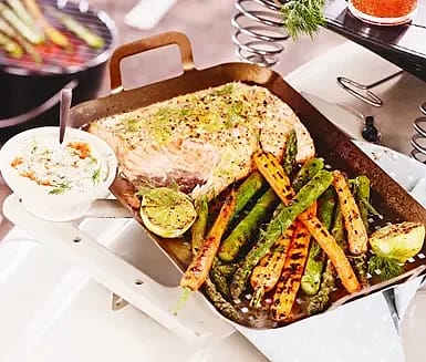 Citronbakad lax med sparris och caviarsås