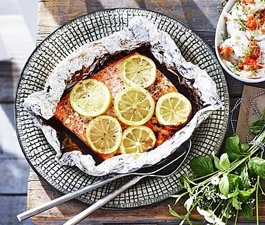 Citrongrillad lax och krämig potatissallad med caviar