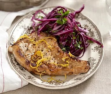 Citronkotlett med rotfruktslåda och rödkål