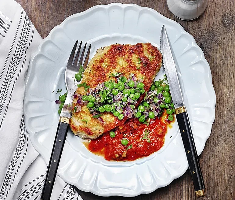 Citronpanerade fläskkotletter med ris, ärter och tomatsås