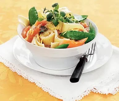 Citronpappardelle med rökt lax och sockerärter