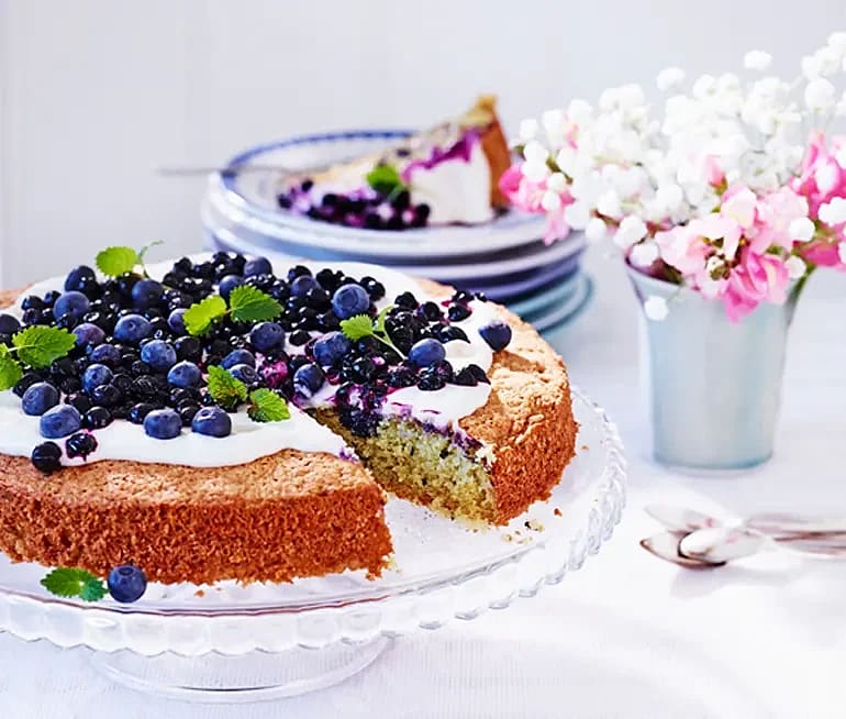 Citronsockerkaka med blåbär och citruskvarg