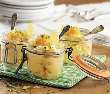 Citronspetsad mandelpotatispuré med pepparrotskräm, löjrom och chips