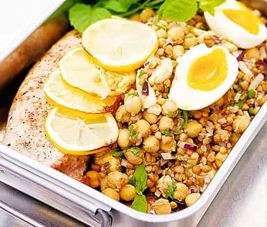 Citronstekt kalkonbröst med lins- och kikärtssallad