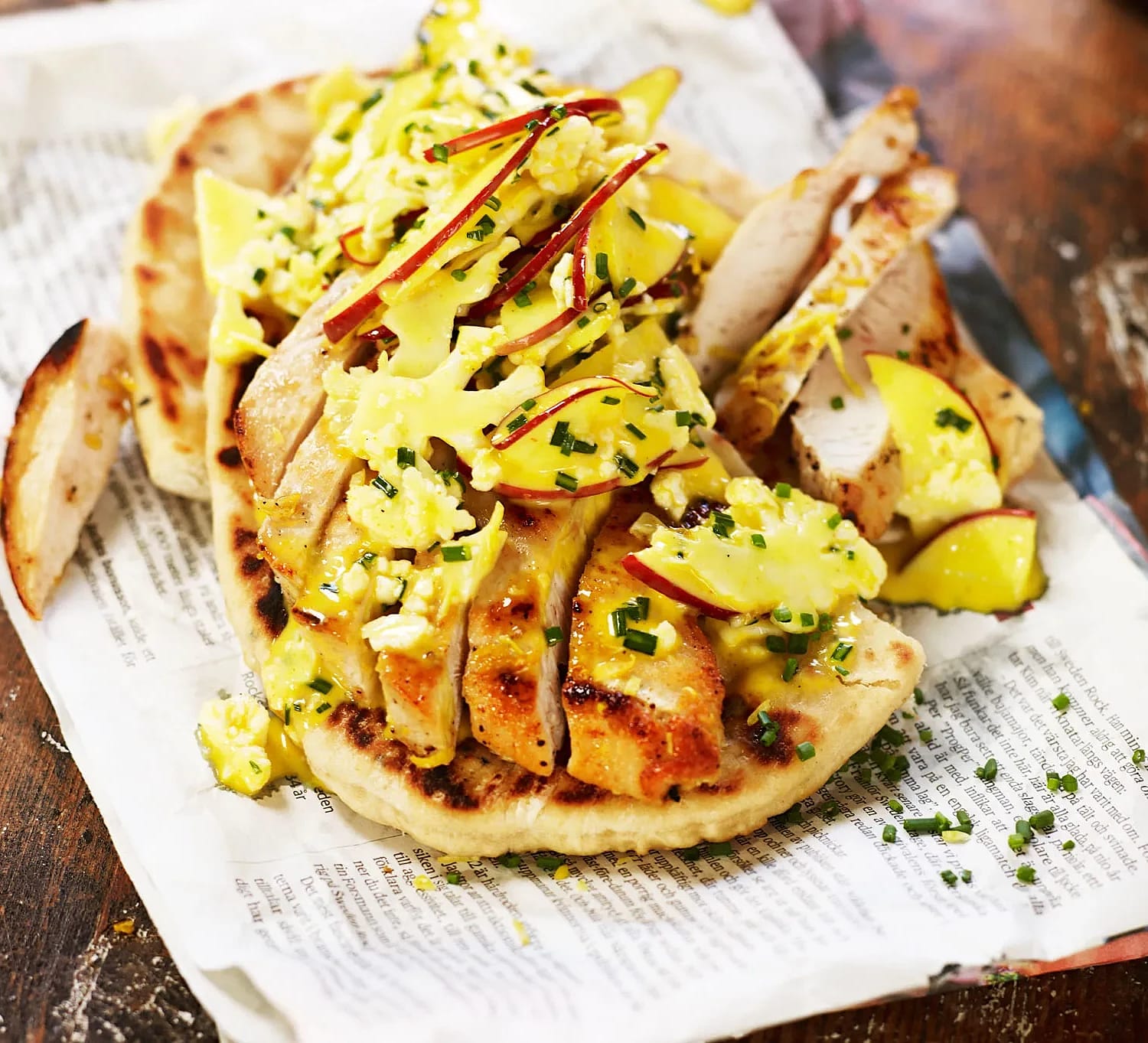 Citronstekt kycklingfilé med currycoleslaw på naanbröd