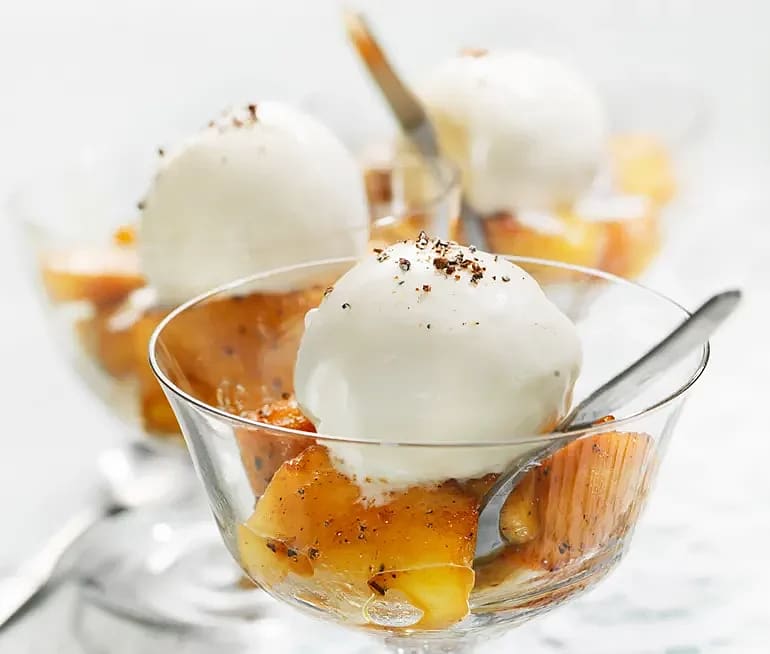 Citronstekta äpplen med kardemumma och vaniljglass
