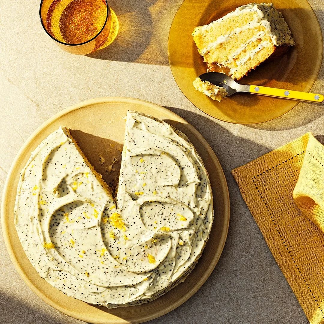 Citrontårta med lemon curd och vallmofrosting
