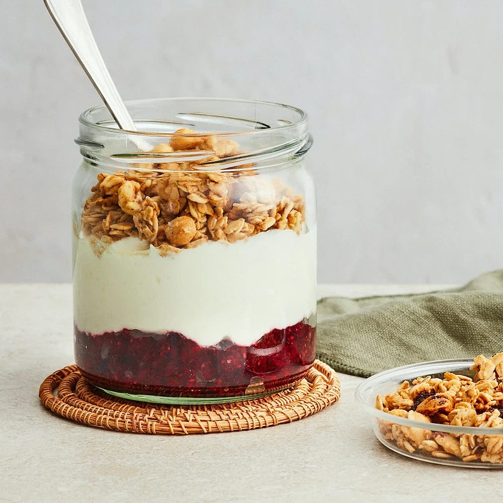 Citronyoghurt med granola och hallonsylt