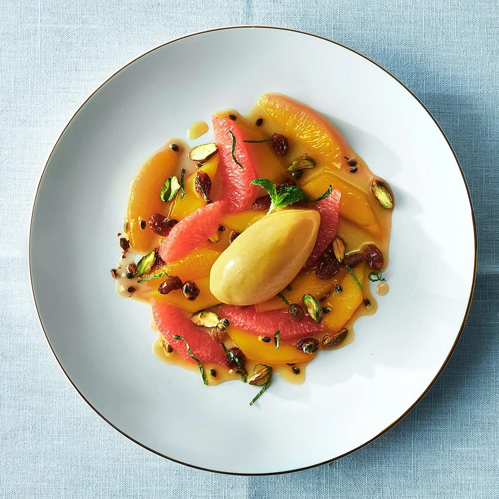 Citrussallad med mangosorbet och pistagenötter