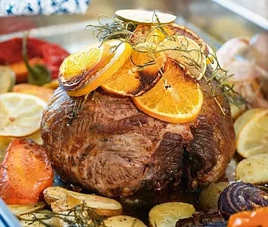 Citrusstekt lammstek med rostade rotfrukter
