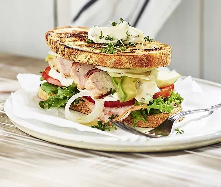 Club sandwich med krassemajonnäs