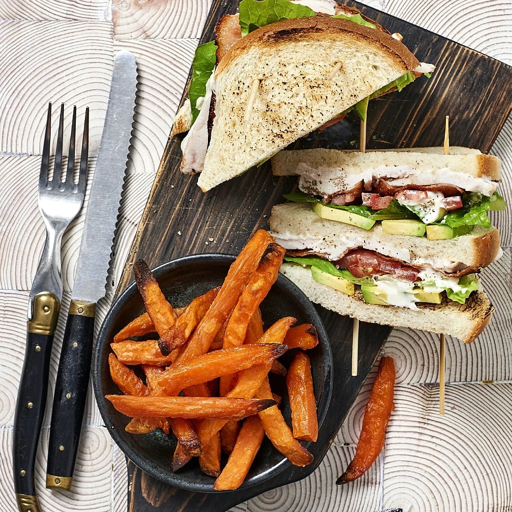 Club sandwich med kycklingbacon
