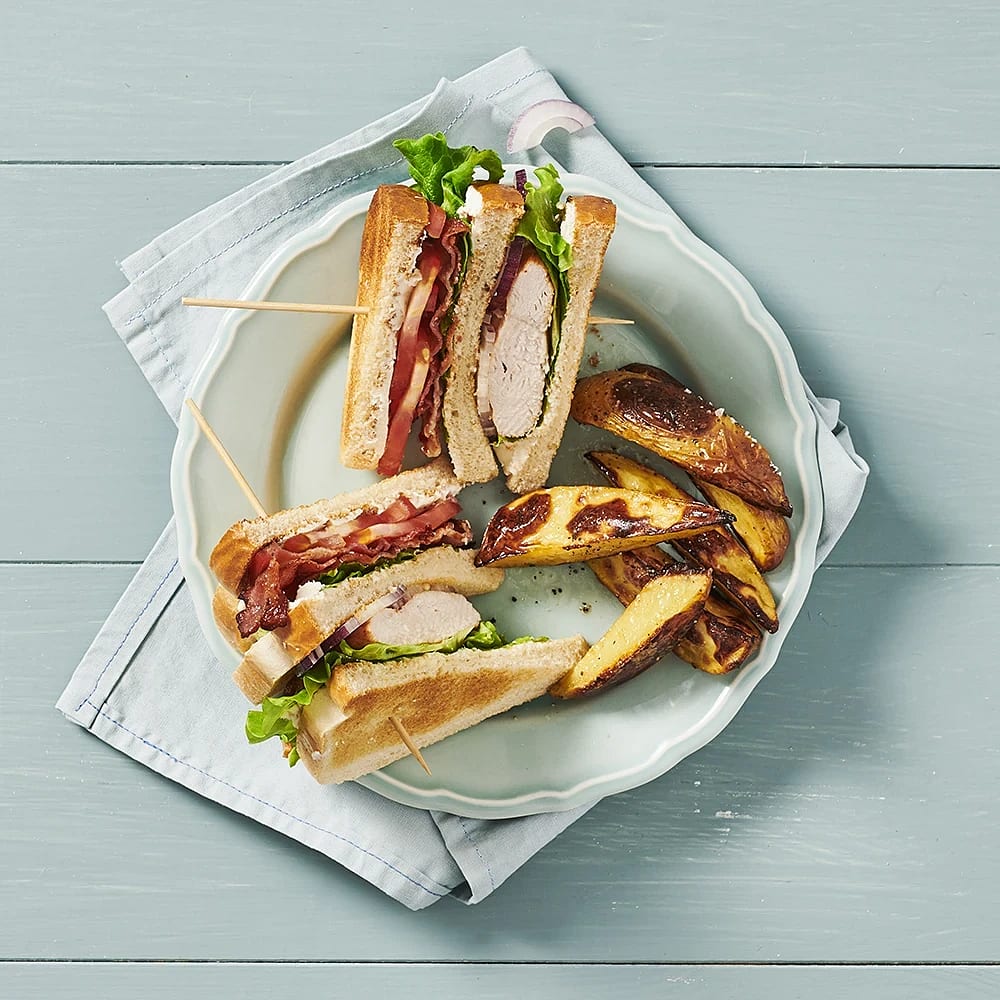 Club sandwich med pepparrot och klyftpotatis