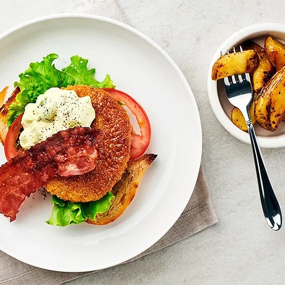 Clubsandwich med avokado, kyckling och currydressing
