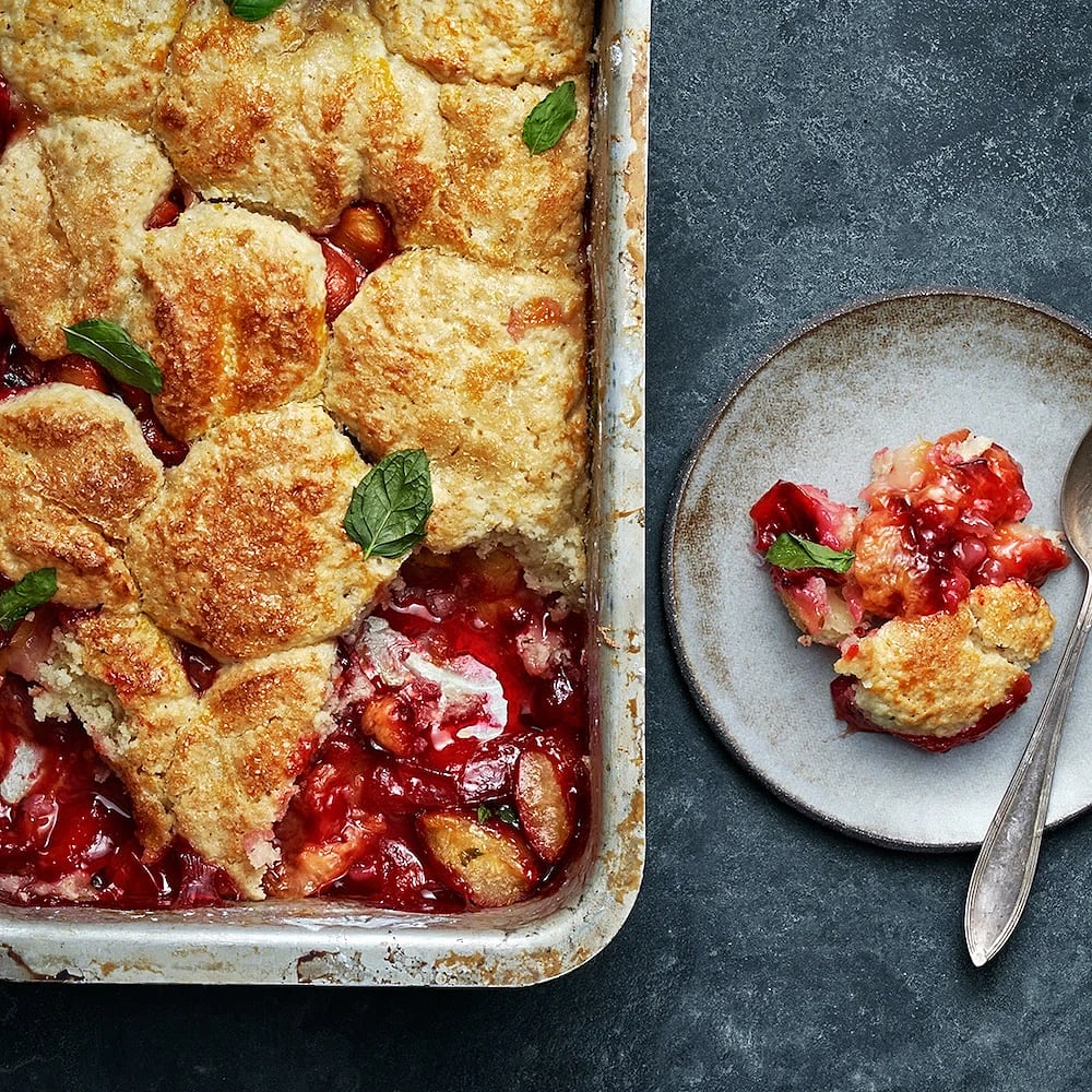 Cobbler med plommon och mynta