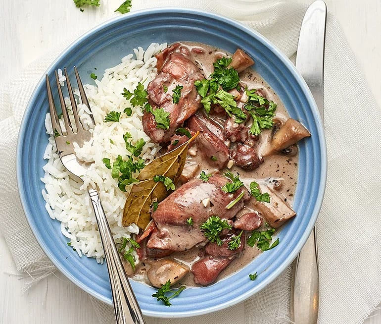 Coq au vin med ris