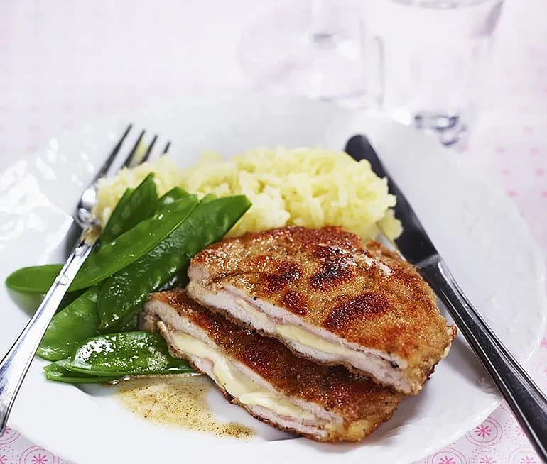 Cordon bleu på kotlett med sockerärter