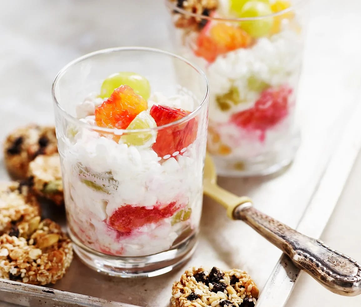 Cottage cheese med blodapelsin, druvor och sesamkakor
