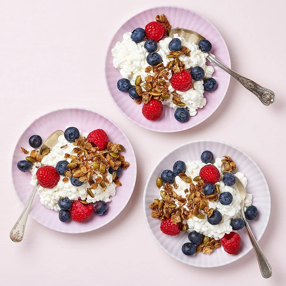 Cottage cheese med färska bär och kardemummastekta pumpakärnor