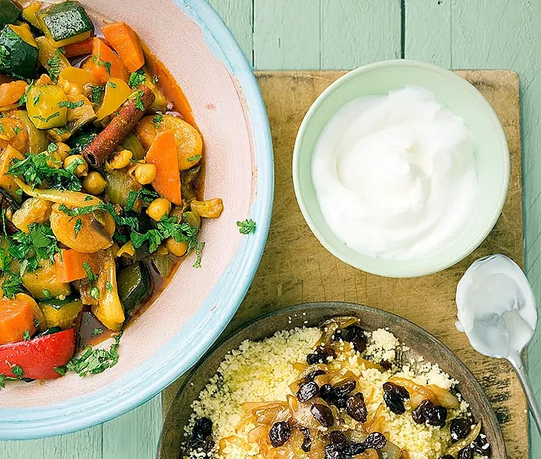 Couscous med grön kikärtsgryta och torkad frukt