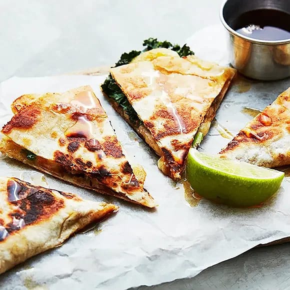 Crazy quesadilla med banan, jordnötssmör och grönkål