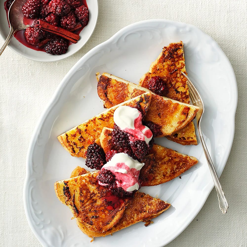 Crème brûlée french toast med björnbär
