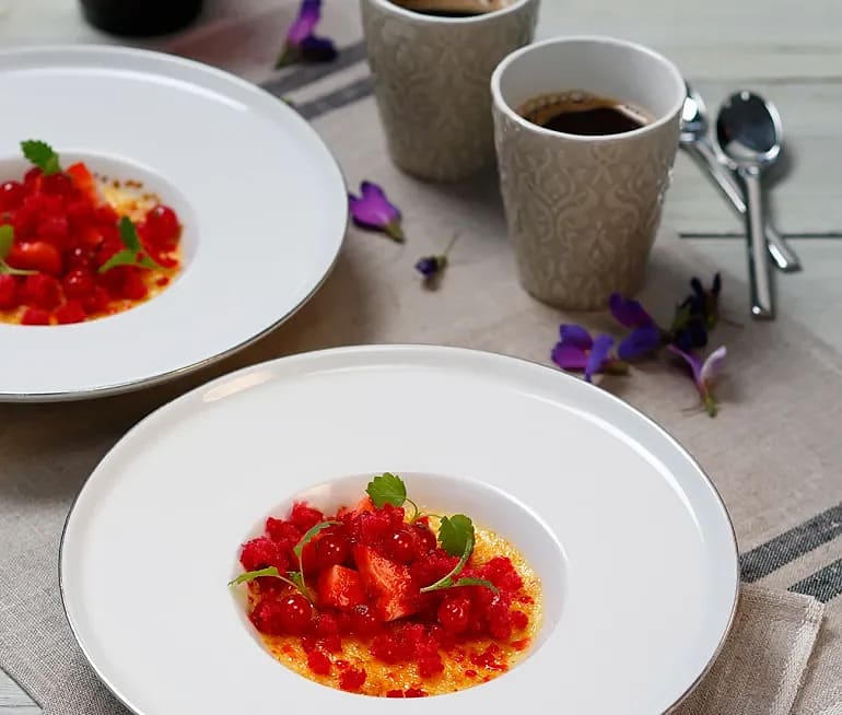 Crème brûlée med kaffesmak, rabarber-is och bär