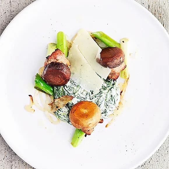 Crème fraiche-stuvad spenat, salsiccia, svamp och stekt lök