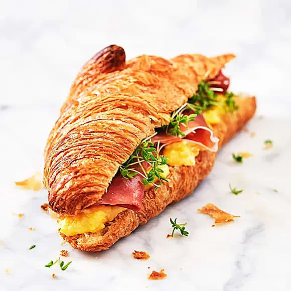 Croissantmacka med äggröra