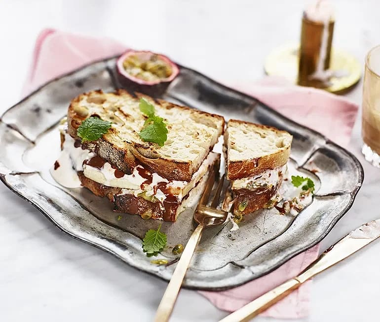 Croque Adrienne – grillad macka med hasselnötscrème, passionsfrukt och glass