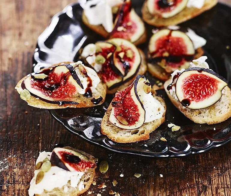 Crostini med getost, fikon och pumpafrö