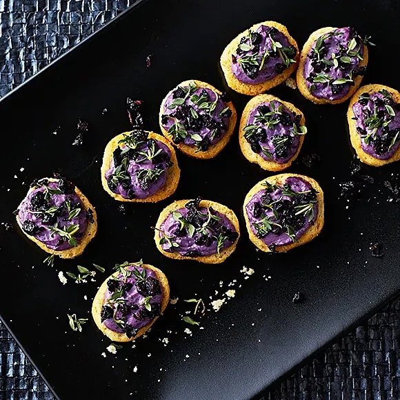 Crostini med getostcrème och blåbär