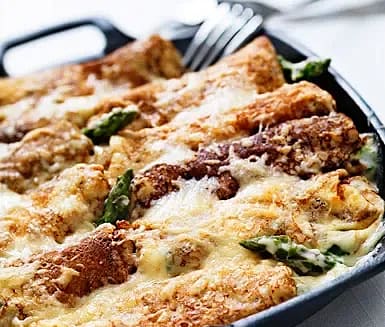 Crêpes med sparris och prästost