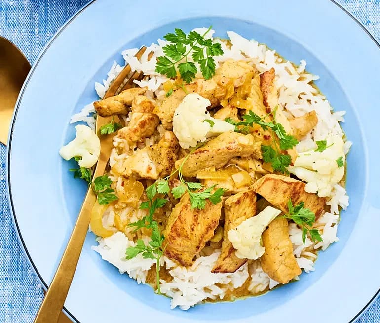 Curry med kokosmjölk och blomkålssallad