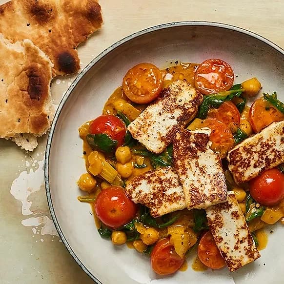 Curry med stekt ost, kikärter och spenat