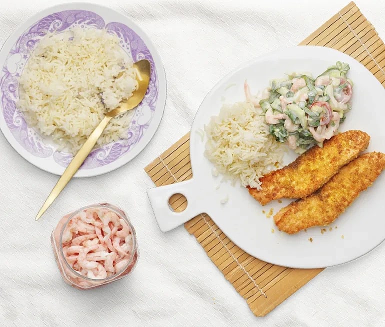 Curry- och pankostekt lax räkor och pak choi