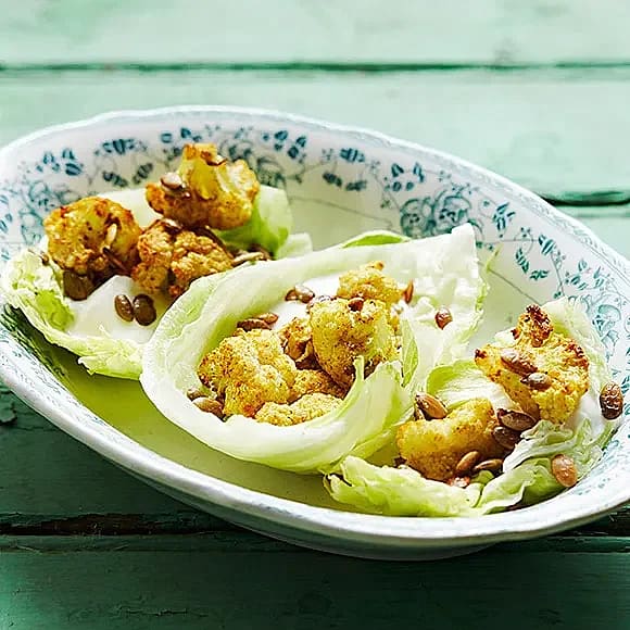 Curryrostad blomkål i salladsblad