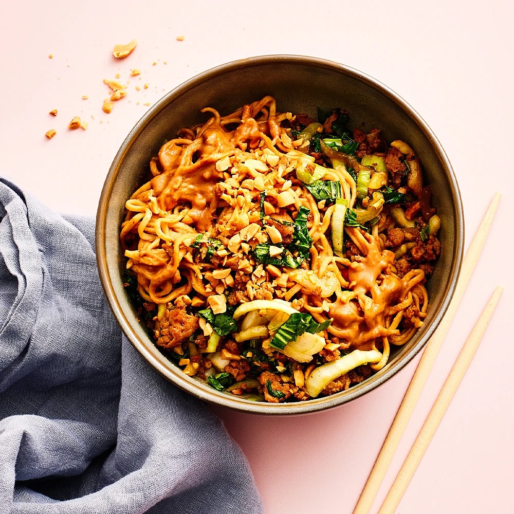Dan dan-nudlar med pak choi och kycklingfärs