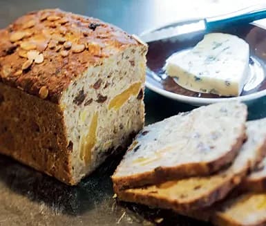 Danskt surdegsbröd med pumpakärnor och torkad frukt