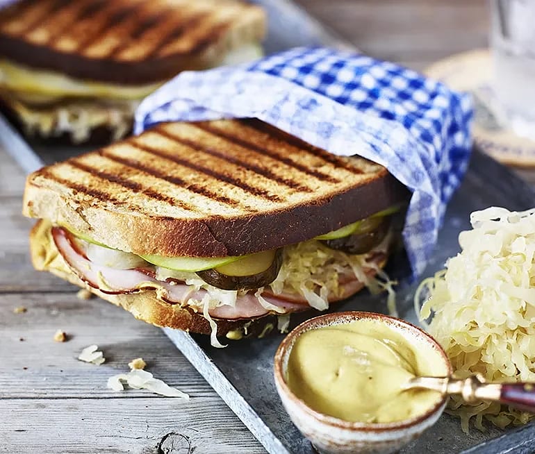 Der Meister – grillad macka med surkål och äpple